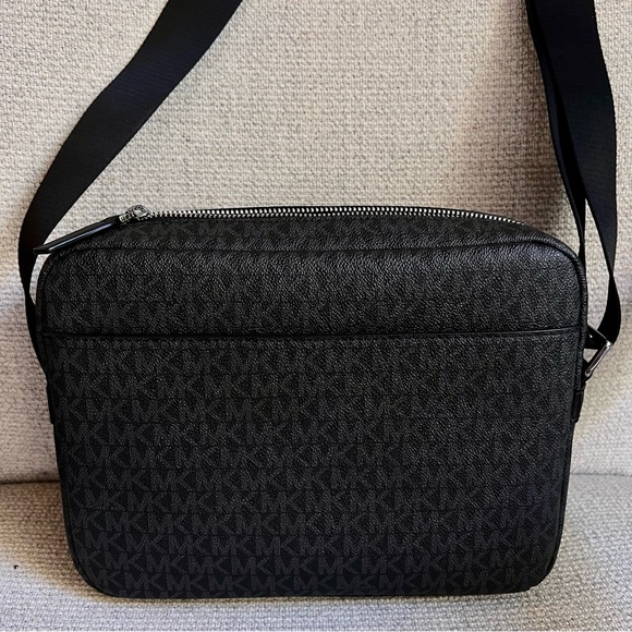 Michael Kors Black Cooper Logo Camera Bag - Picture 8 of 14